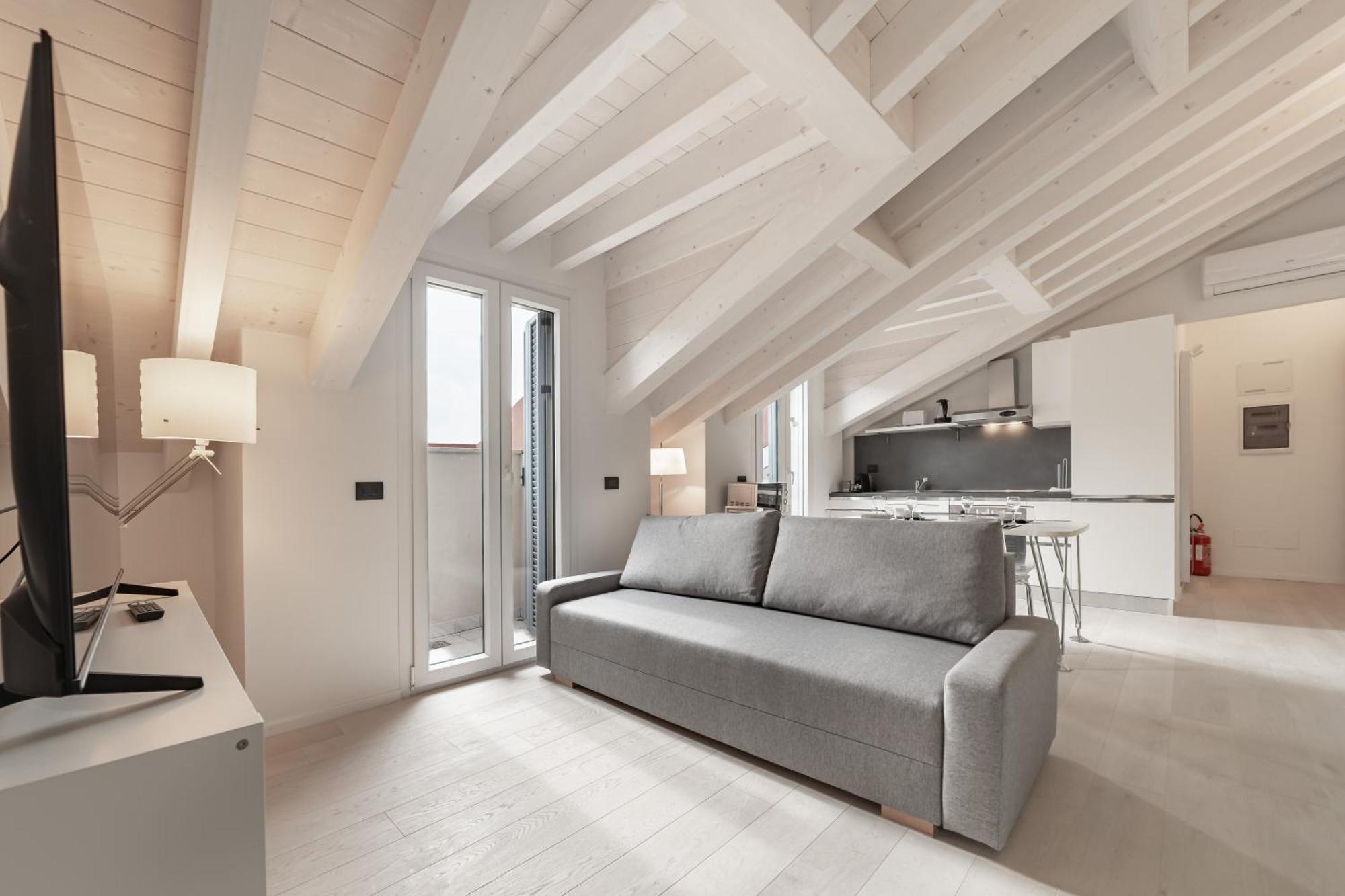 Apartment 10 Min Walk From Prada, Bocconi And Metro